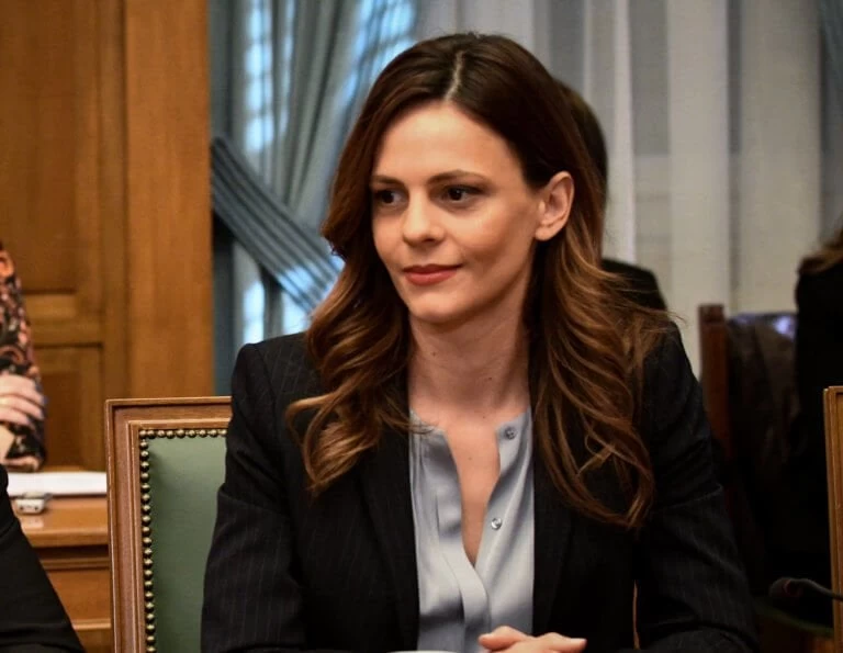 Η Αχτσιόγλου μας εμπαίζει: Η αύξηση του κατώτατου μισθού αποδεικνύει ότι έχουμε βγει από τα μνημόνια!